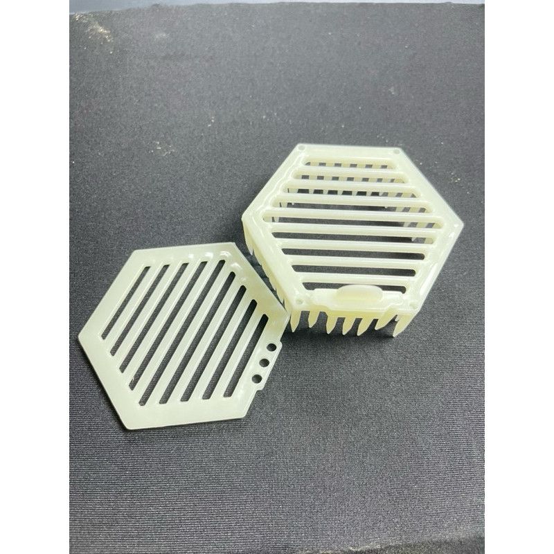 Lồng Lục giác nhốt ong chúa ngay trên bầu mật - Ảnh 3